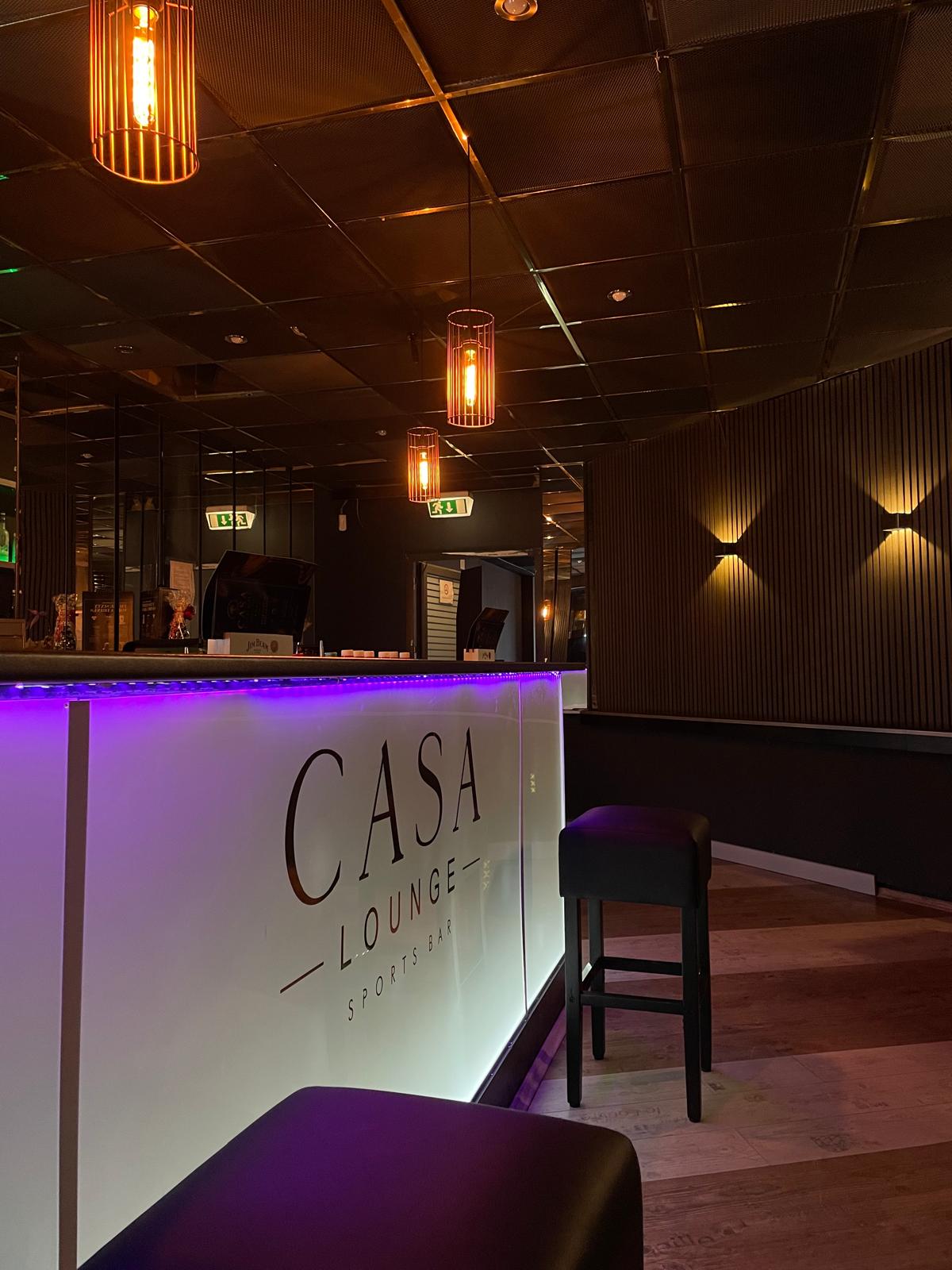 Bar am Abend mit warmen Pendelleuchten