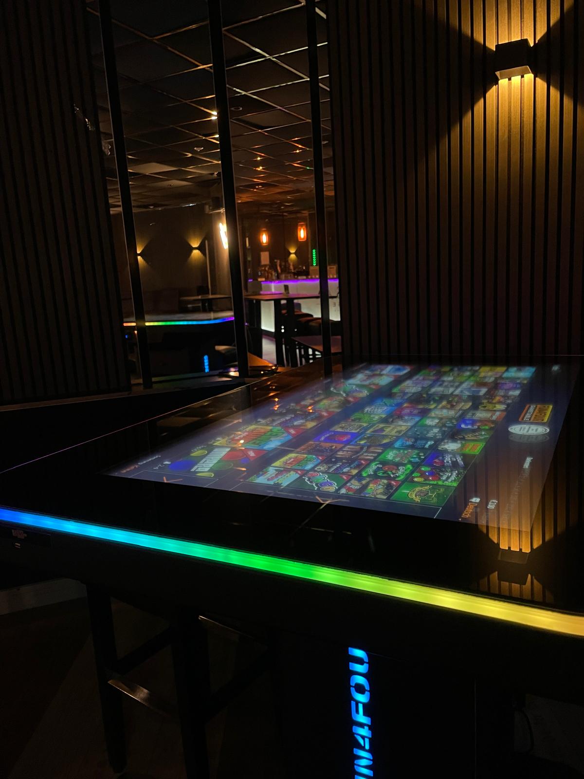 Interaktiver Spieltisch mit leuchtender LED-Kante
