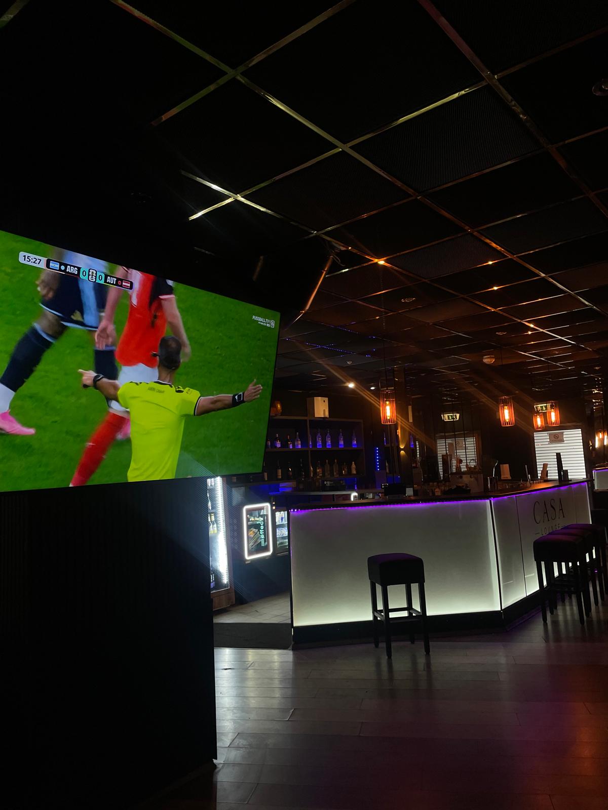 Fußballspiel auf großem Screen in der Sports Bar